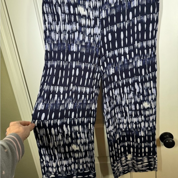 Flowing navy blue and white womens pant- size Large- EUC - Picture 2 of 9
